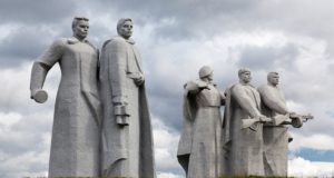Легендарный памятник 28 панфиловцам в поле возле деревни Нелидово