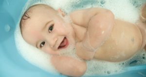 Какие средства для купания подходят ребенку и где их брать?
