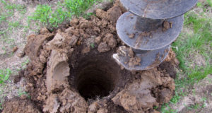 Бурение отверстий под забор