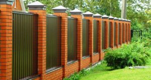 Преимущества заборов из профнастила