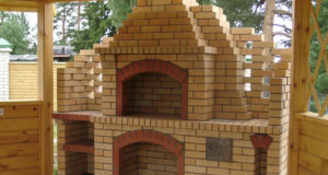 Барбекю из кирпича обеспечит вкусной едой и украсит участок