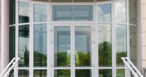 Преимущества металлопластиковых дверей для офиса