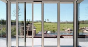 Почему раздвижные металлопластиковые двери пользуются повышенной популярностью