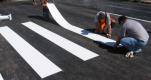 Разметка асфальта холодным пластиком как основная услуга в “Оптима-Сервис”