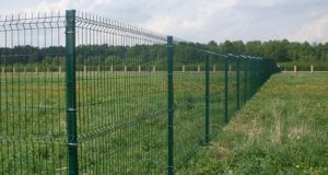 Долговечный забор для любой территории