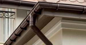Водосточные трубы: металлические или пластиковые?