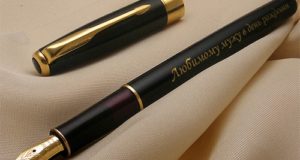 Лазерная гравировка на ручках – превосходный способ украшения подарка