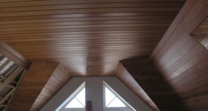 Шпонированные панели для потолка в помещении